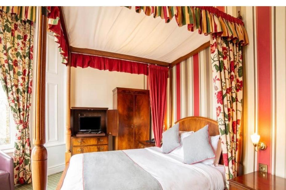 The Redstones & Restaurant Hotel *